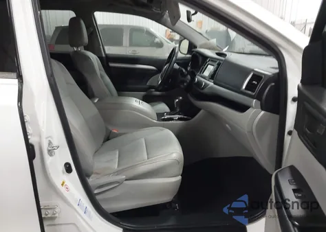 2015 Toyota Highlander Le Plus V6 из США, поврежденный, VIN 5TDBKRFH6FS176240